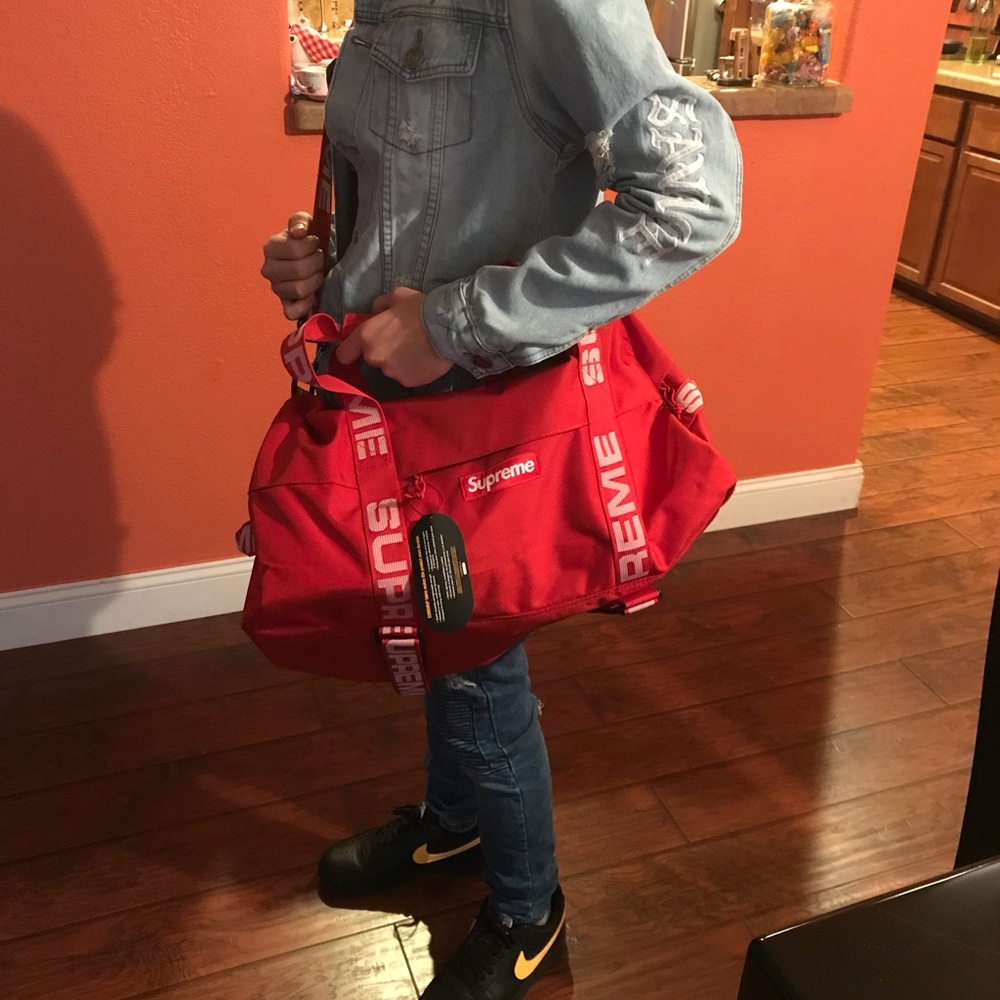 SUPREME DUFFEL BAG